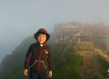 霧が晴れはじめた。後ろは燕山荘。