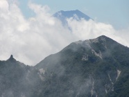 地蔵岳、観音岳の向こうに富士