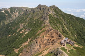 岩稜連なる横岳（2,829m）と赤岳天望荘