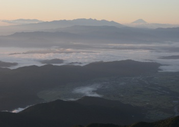 八ヶ岳連峰とその左には遠くに富士